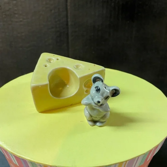 VINTAGE SALT & PEPPER SHAKERS - “THE MICE and THEIR CHEESE” - Picture 4 of 4